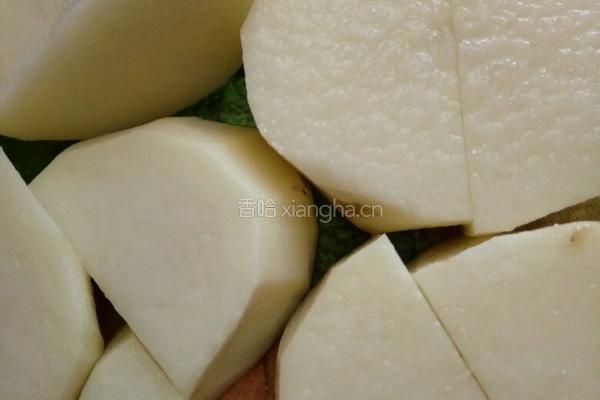 排骨土豆汤的做法图解1