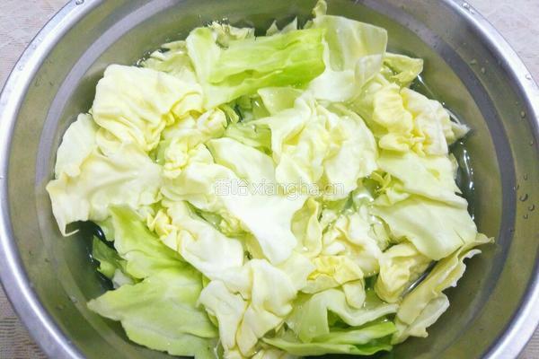 卷心菜炒肉的做法图解3