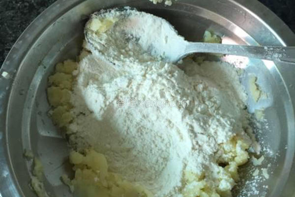 椒盐土豆饼的做法图解2