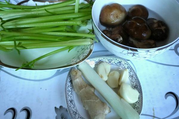 素炒香菇芹菜的做法图解1