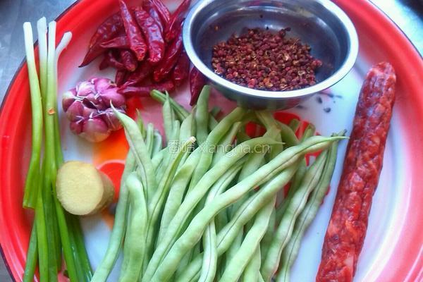 腊肠干煸四季豆的做法图解1