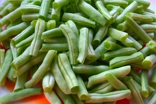 腊肠干煸四季豆的做法图解2