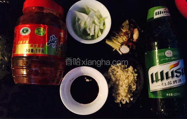 准备好以下材料：
1:邯郸豆瓣酱
2:啤酒 如果用易拉罐的正好一瓶吧、我用的玻璃瓶的半瓶
3:蒜 切末
4:葱，切丝
5:姜、切丝
6:干红辣椒、4个
7:花椒、30粒
8:八角2-3个
9:干橘子皮 少许
10:红烧酱油
11:蚝油
12:香油
13:冰糖
14:白芝麻
15:食用盐
16:料酒
17:新鲜鲶鱼一条