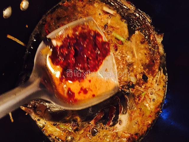 小火把材料炒制出香味，放入鲶鱼加入邯郸豆瓣酱，食用盐
鲶鱼要放到那些材料上面，不要动，好处有两点
1:这样材料的味道都融入鲶鱼肉里面了，吃起来满口清香
2:有材料在锅底，鱼肉不粘锅
