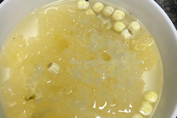 冰糖雪耳莲子糖水的做法图解1