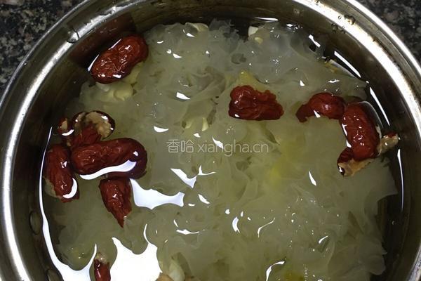 冰糖雪耳莲子糖水的做法图解3