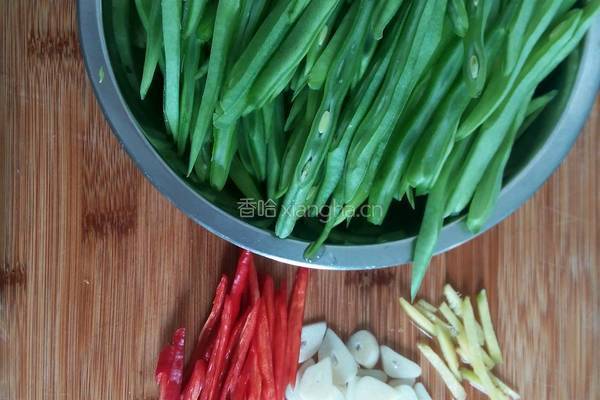 扁豆炒肉丝的做法图解1