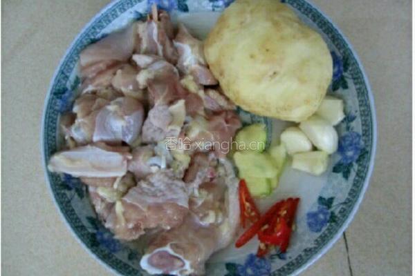 土豆焖鸡肉的做法图解1