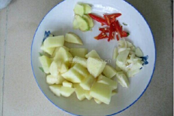土豆焖鸡肉的做法图解2