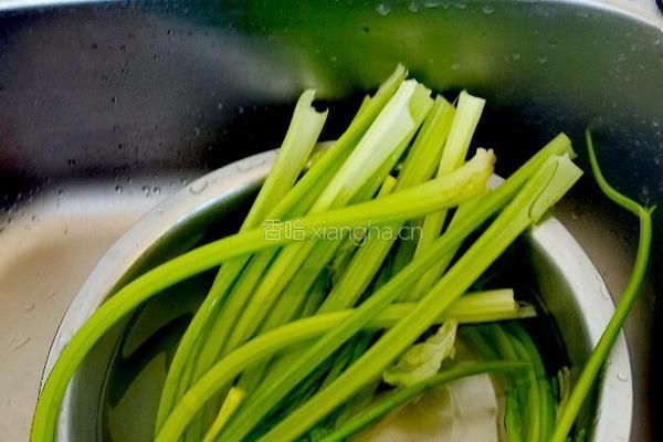 芹菜粉的做法图解1