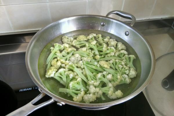 菜花木耳炒肉的做法图解3