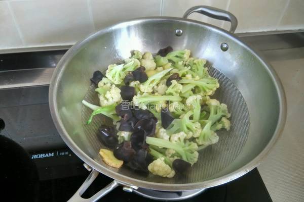 菜花木耳炒肉的做法图解9