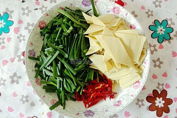 韭菜炒豆腐皮的做法图解2