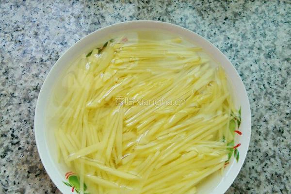 土豆拌海带丝的做法图解2