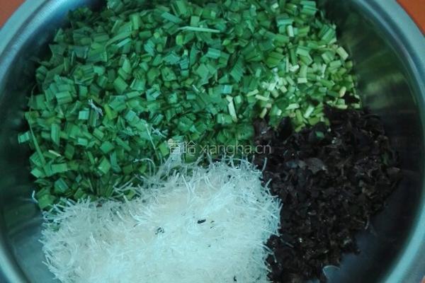 槐花韭菜鸡蛋包子的做法图解1