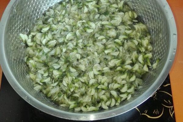 槐花韭菜鸡蛋包子的做法图解11