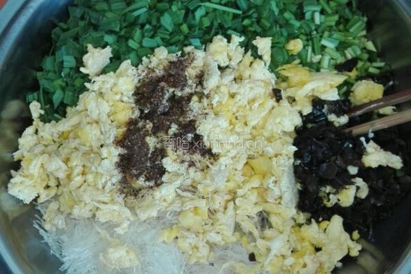 槐花韭菜鸡蛋包子的做法图解12