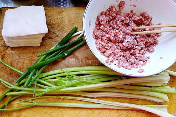 糖果蒸饺（芹菜猪肉馅儿）的做法图解1