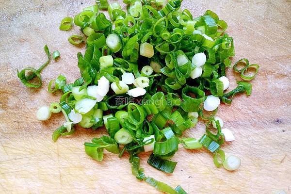 糖果蒸饺（芹菜猪肉馅儿）的做法图解2