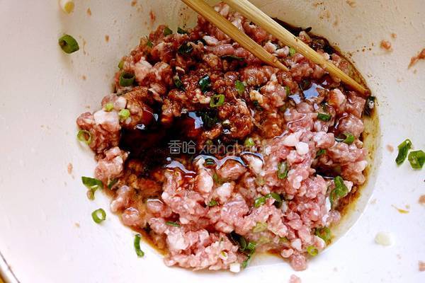 糖果蒸饺（芹菜猪肉馅儿）的做法图解3