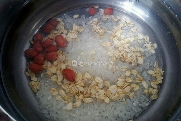 花生牛奶燕麦粥的做法图解2