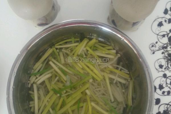 蒜苗拌金针菇的做法图解4