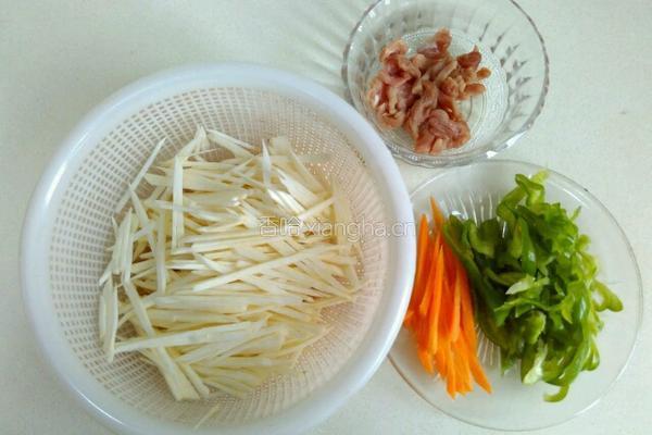 青椒茭白炒肉丝的做法图解1