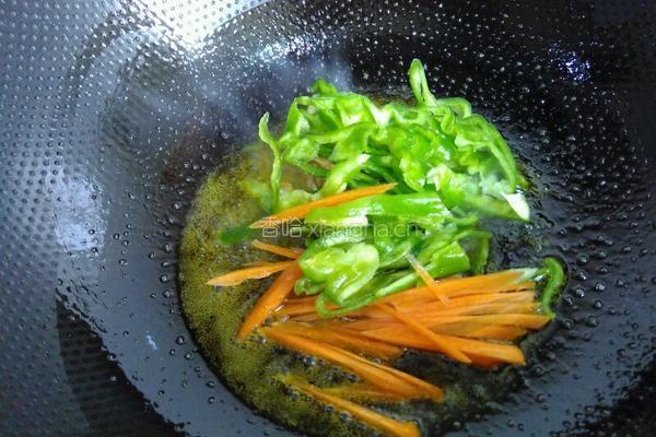青椒茭白炒肉丝的做法图解3