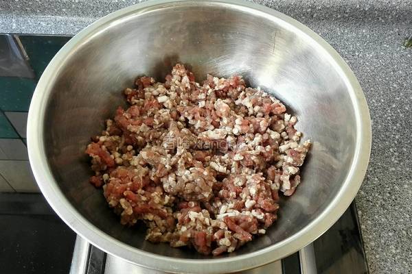 牛肉饼的做法图解1
