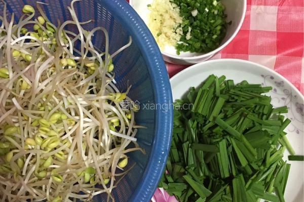 豆芽炒韭菜的做法图解1