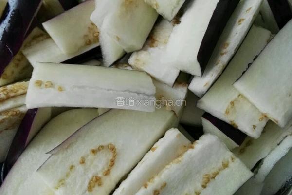 茄子炒辣椒的做法图解1