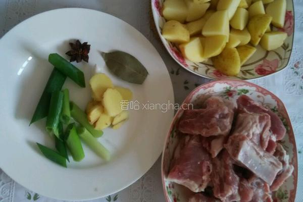 小土豆烧排骨的做法图解1