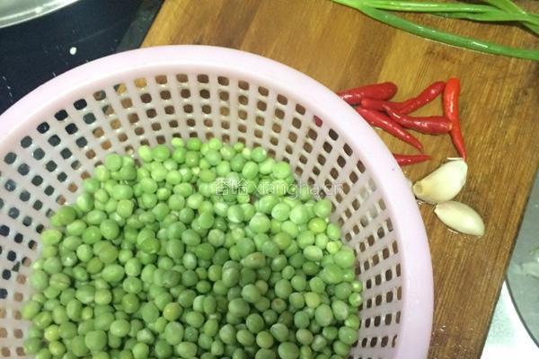 煮豌豆的做法图解1