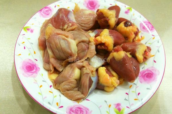 酸豆角炒鸡杂的做法图解1
