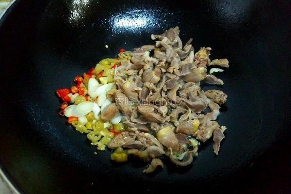 酸豆角炒鸡杂的做法图解9