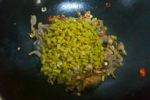 酸豆角炒鸡杂的做法图解10