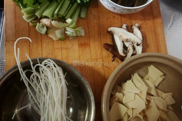 砂锅土豆粉的做法图解1