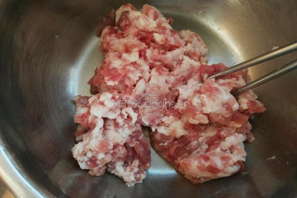 炸猪肉丸子的做法图解1