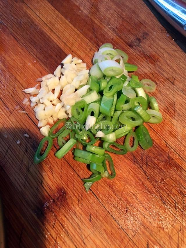 当肉熟，汤汁浓稠时加入葱碎和蒜末提味