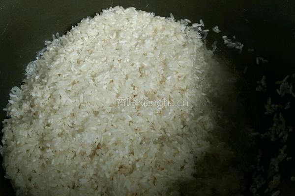土豆腊肠焖饭的做法图解2