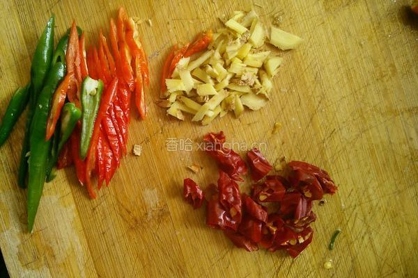 干煸腊味菜花的做法图解2