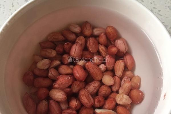 五香花生米拌黄瓜的做法图解1