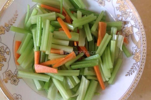 芹菜炒木耳的做法图解1