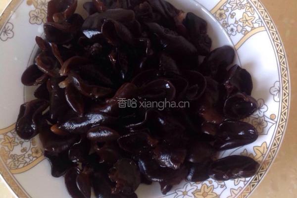芹菜炒木耳的做法图解2