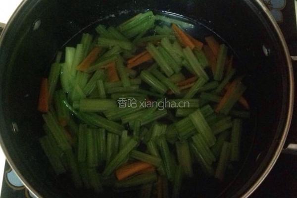 芹菜炒木耳的做法图解4
