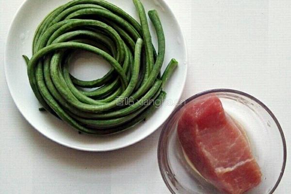 豇豆炒里脊的做法图解1