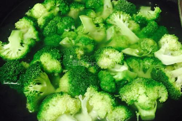 西兰花炒虾球的做法图解3