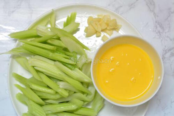 鸡蛋炒芹菜的做法图解1