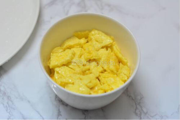 鸡蛋炒芹菜的做法图解3
