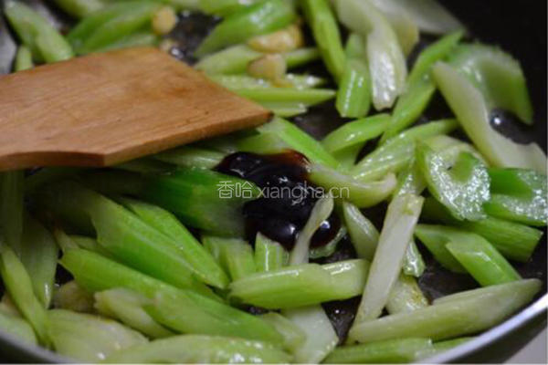鸡蛋炒芹菜的做法图解5